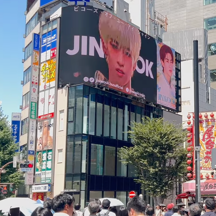 [BUS JINWOOK] 新宿 Cross 新宿 Vision 应援广告案例研究（2025/8）