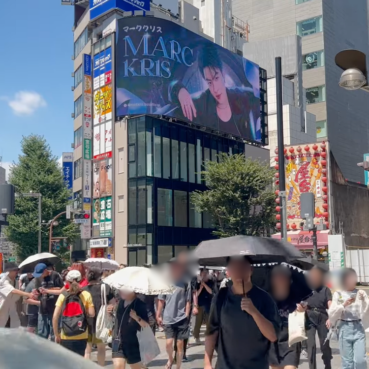 [BUS MARCKRIS] 新宿 Cross 新宿 Vision 应援广告案例研究（2025/8）