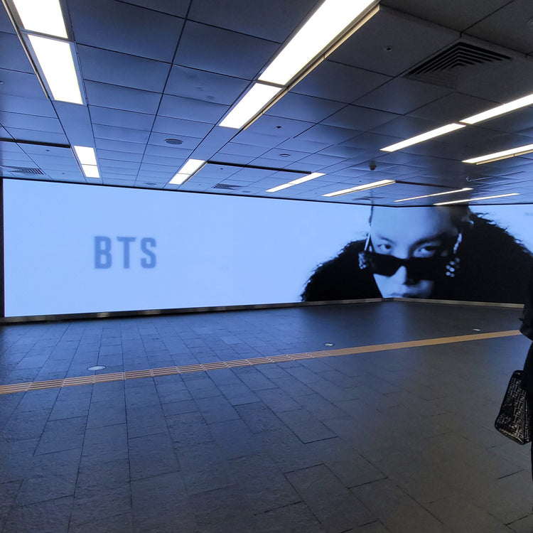 [BTS Jimin] 弘益大学站数字标牌 应援广告案例研究（2026/10）